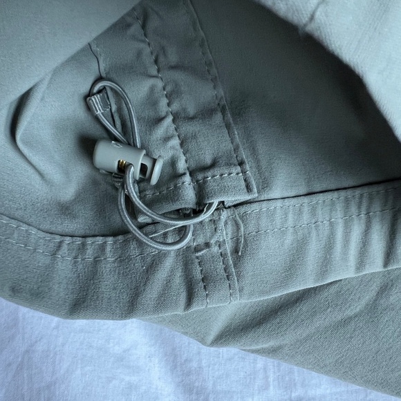 Eddie Bauer Rainier Capri Crop Pants Cargo Zippered Pocket Green UPF 50"+ Sz 14 - Picture 6 of 6